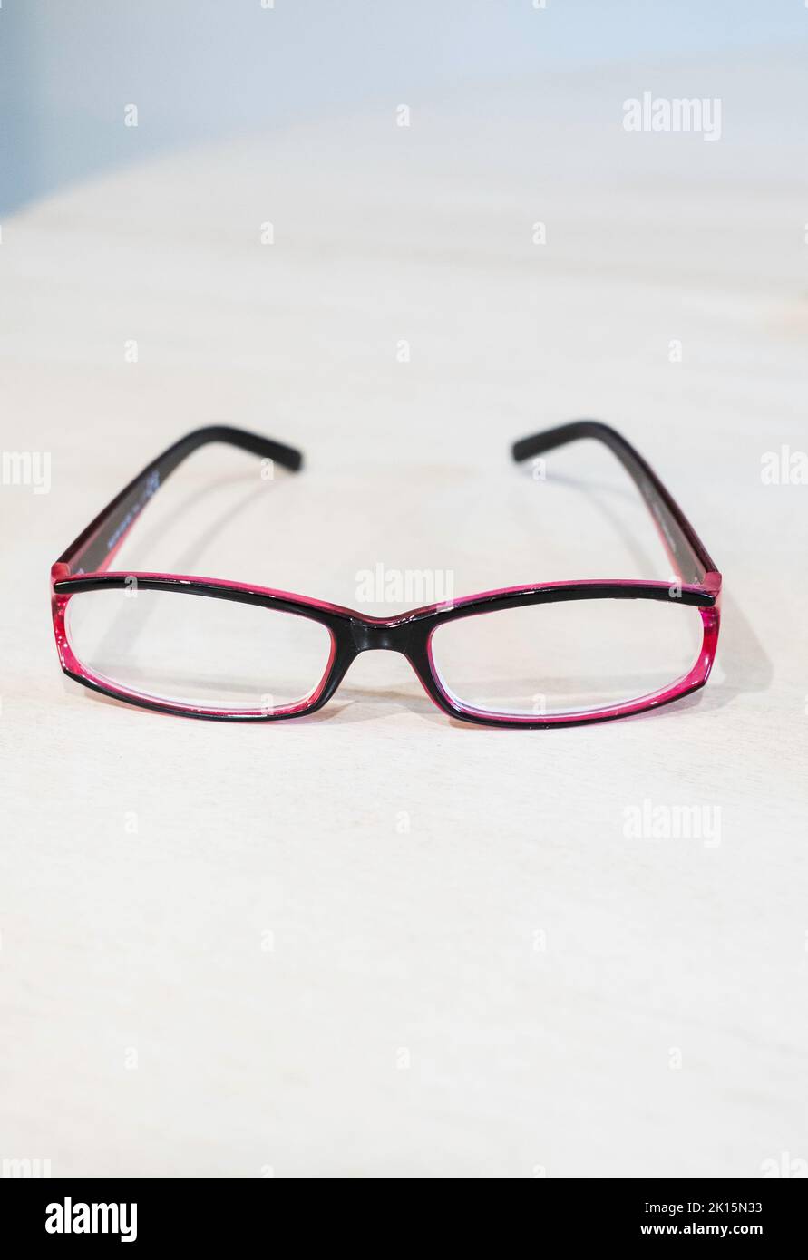 Par de gafas de lectura de visión única de mujeres de color púrpura, o sobre un fondo blanco. Foto de stock