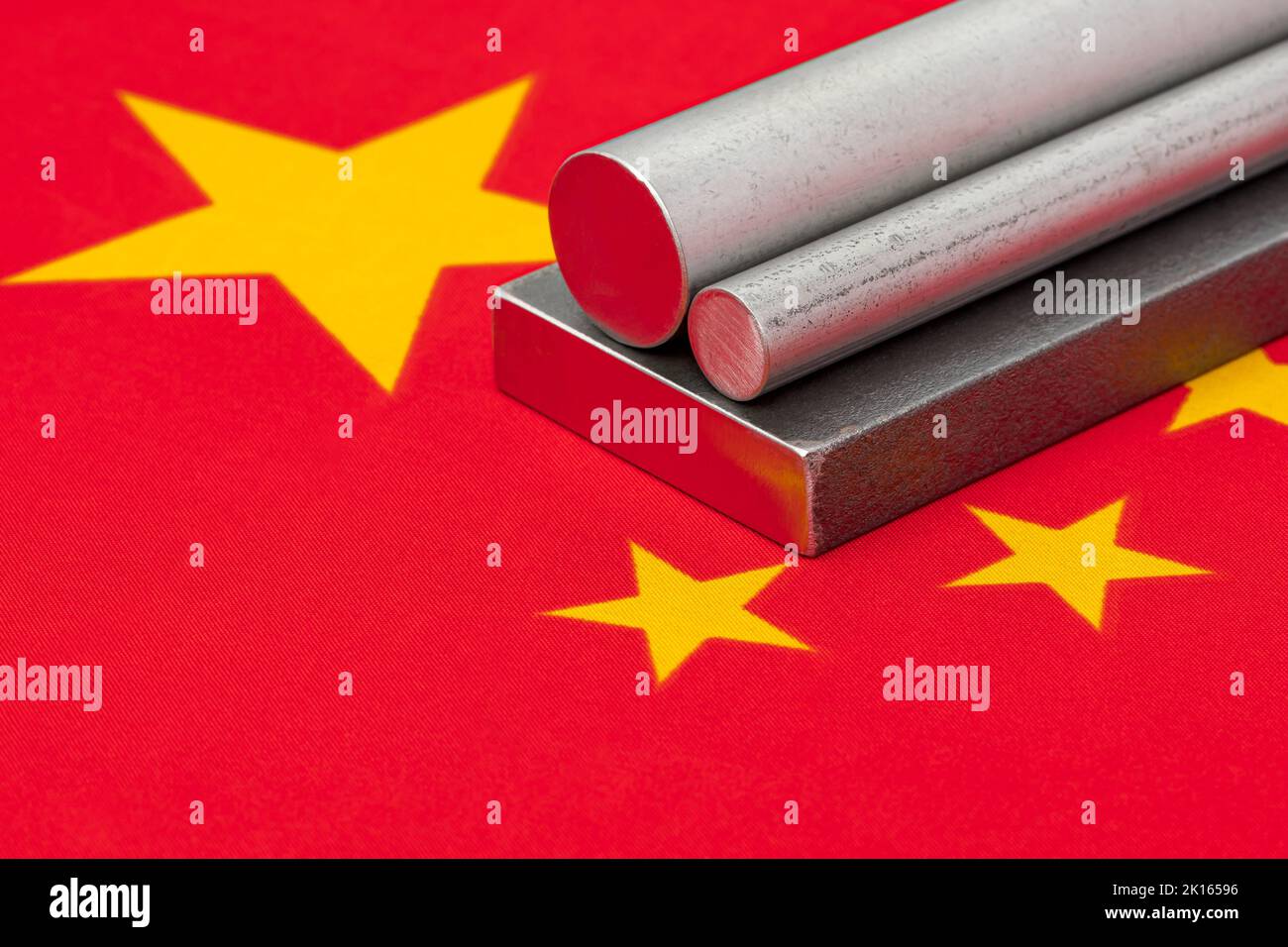 Acero y hierro en la bandera de China. Exportaciones chinas de acero, comercio, manufactura y concepto industrial. Foto de stock