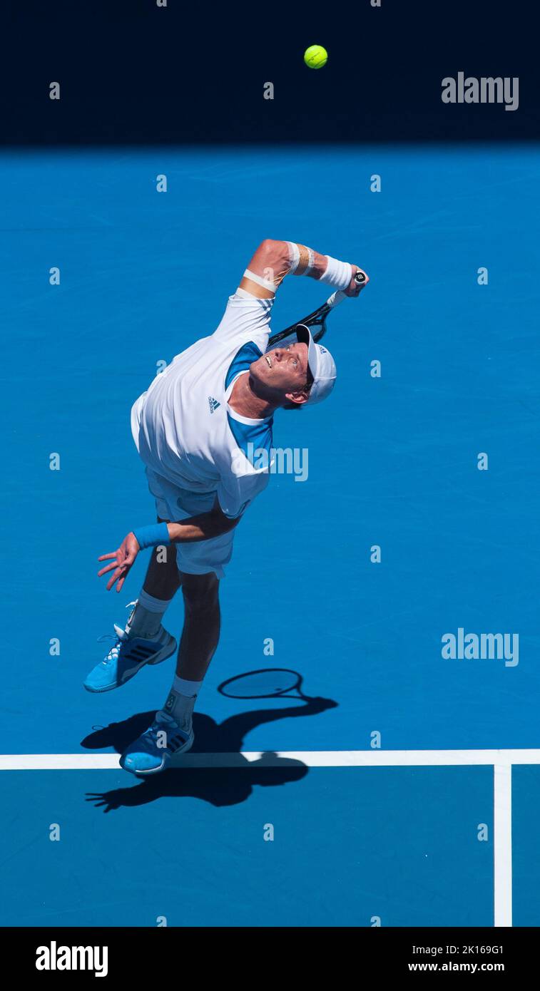 James Duckworth (AUS) durante el juego en el día 2 del juego del Abierto de Australia como las temperaturas se elevaron a 43C, 109,4F . R. Federer (SUI) venció a Duckworth 6-4, 6-4,6-2 en la primera ronda del Abierto de Australia 2014 en el Rod Laver Arena de Melbourne. Foto de stock