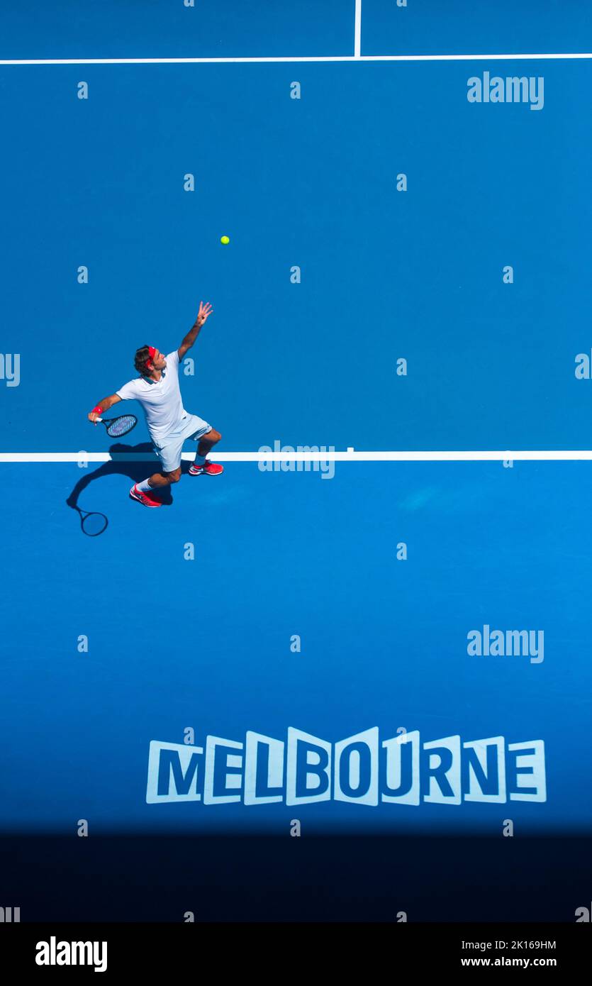 Roger Federer (SUI) en el día 2 del juego del Abierto de Australia como las temperaturas se elevaron a 43C, 109,4F . Federer derrotó a J. Duckworth (AUS) 6-4, 6-4,6-2 en la primera ronda del Abierto de Australia 2014 en el Rod Laver Arena de Melbourne. Foto de stock