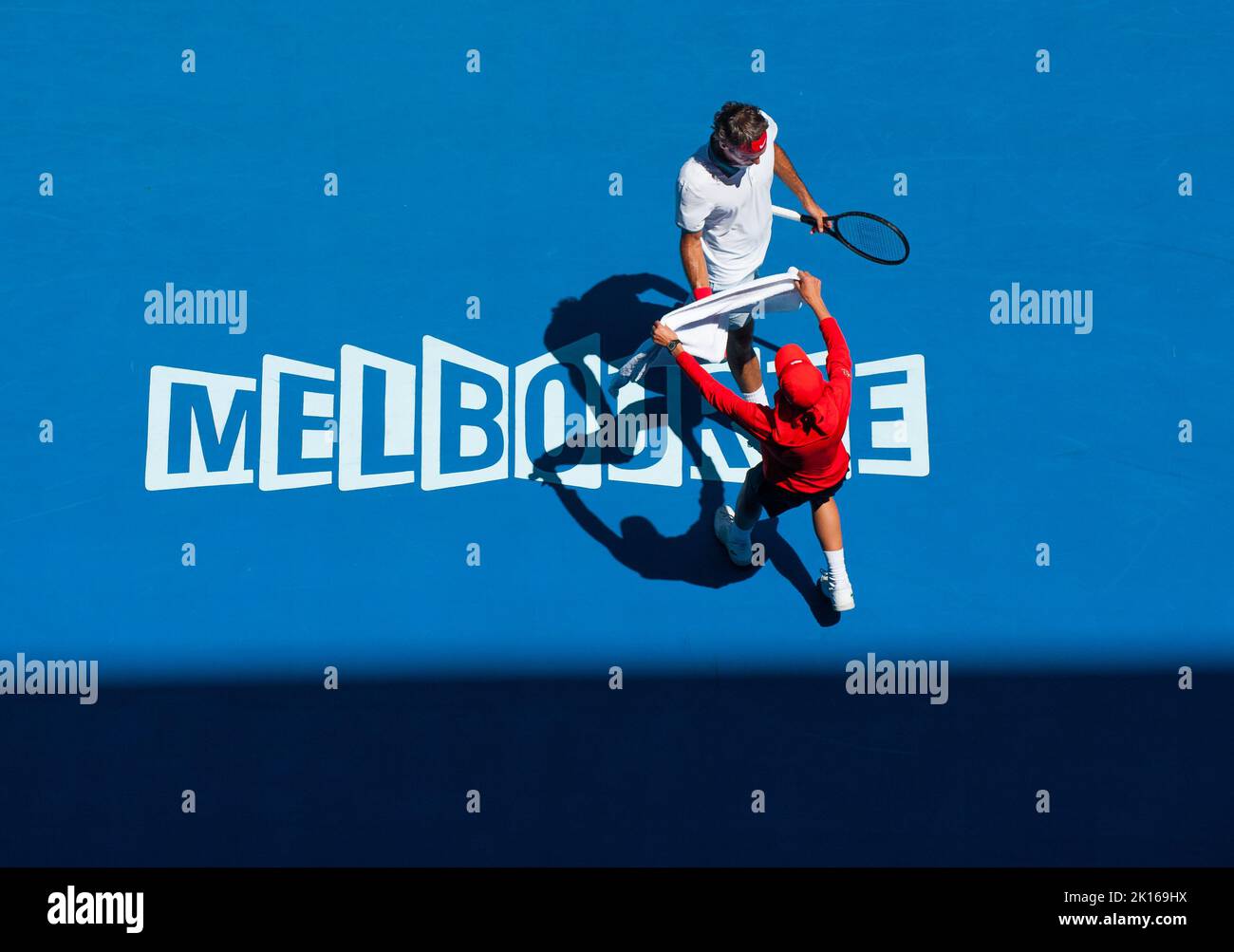 Roger Federer (SUI) toma una toalla durante un descanso en juego en el Día 2 de juego en el Abierto de Australia como las temperaturas se elevaron a 43C, 109,4F . Federer derrotó a J. Duckworth (AUS) 6-4, 6-4,6-2 en la primera ronda del Abierto de Australia 2014 en el Rod Laver Arena de Melbourne. Foto de stock