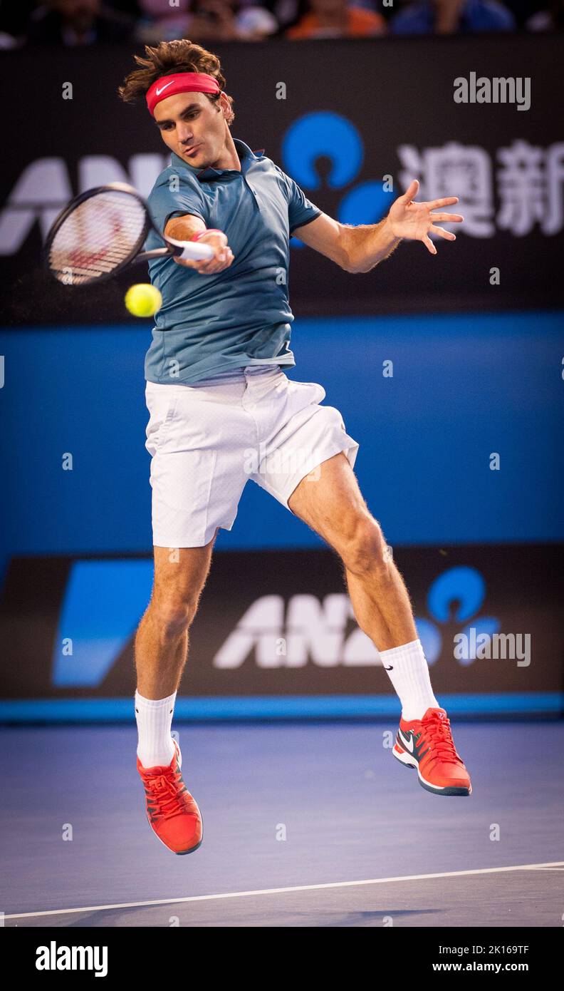 Roger Federer de Suiza se enfrentó a R. Nadal de España en las semifinales del Abierto Australiano de Mens Singles de 2014. Nadal ganó el partido 7-6, 6-3, 6-3. Nadal se enfrenta a S. Wawrinka de Suiza en la final del domingo. El partido se celebró en el Rod Laver Arena de Melbourne. Foto de stock