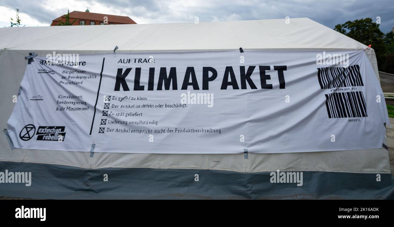 Ein Transparent der 'Extinction Rebellion' mit der Aufschrift 'Klimapaket' im Invalidenpark in Berlin. Foto de stock