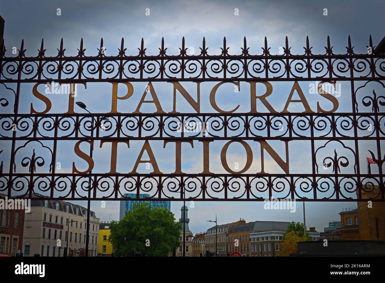 Señal de acero de London St Pancras, en la entrada de la terminal de ferrocarril y el hotel, Euston Rd, Londres, Inglaterra, Reino Unido, NW1 2AR Foto de stock