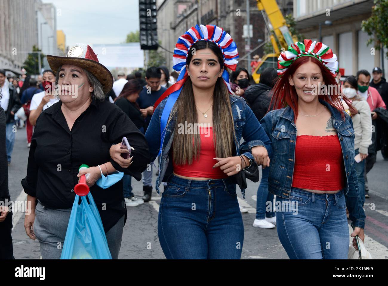 Ciudad de México, México. 15th de Sep de 2022. Mujeres que visten diademas  con los colores de México asisten al centro de la Ciudad de México para  unirse al grito de la