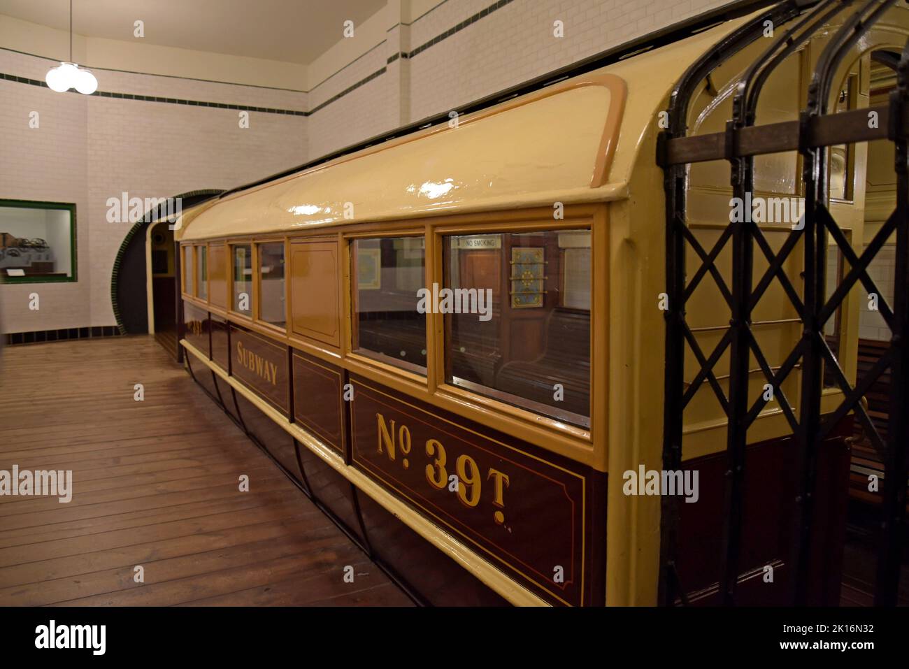 Un vagón antiguo de Glasgow Subway en el Riverside Museum, Glasgow, Escocia, Reino Unido Foto de stock
