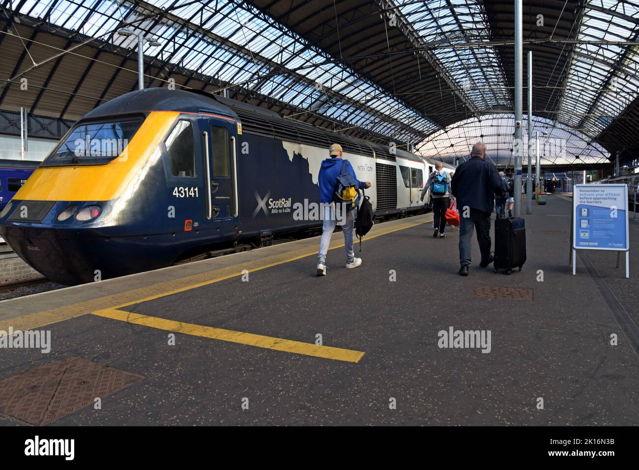 Pasajeros que se vayan en un tren Scotrail Inter 7 City HST en Queen Street Station, Glasgow, Escocia, Reino Unido Foto de stock