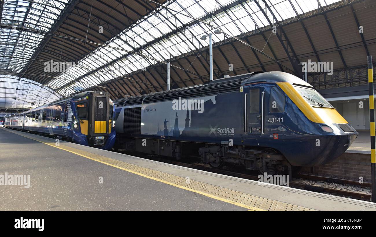 Scotrail Inter 7 City HST y Clase 380 trenes Desiro en Queen Street Station, Glasgow, Escocia, Reino Unido Foto de stock