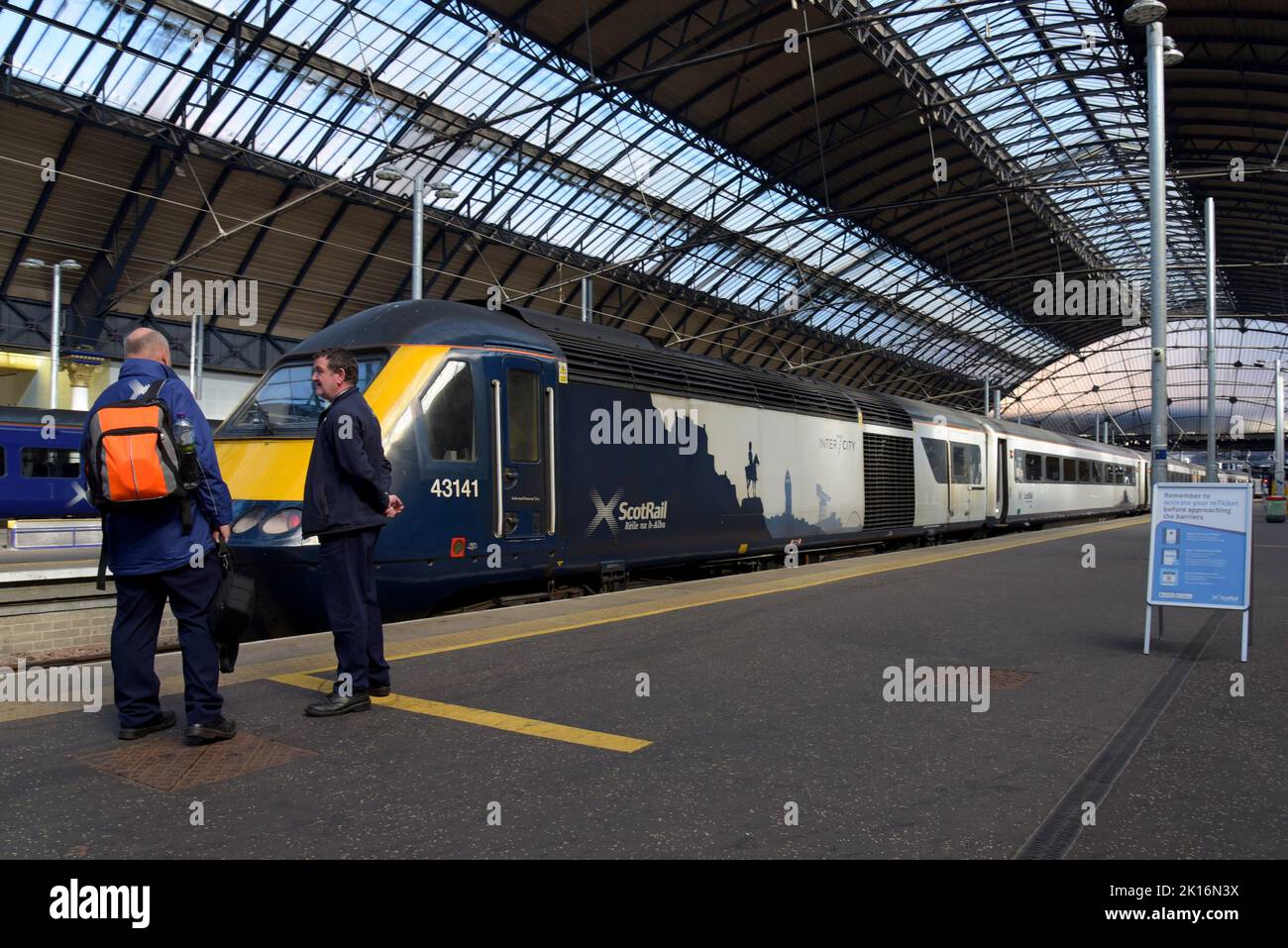 Los conductores de tren charlan en la plataforma frente a un tren Scotrail Inter 7 City HST en Queen Street Station, Glasgow, Escocia, Reino Unido Foto de stock