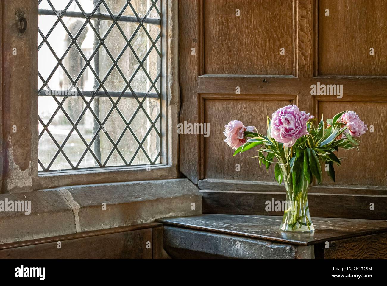 Arreglo floral dentro del Castillo Norman Haddon Hall, Bakewell, Derbyshire, Inglaterra Foto de stock