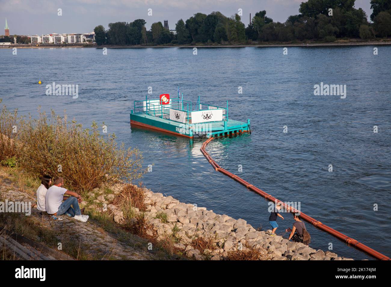 Trampa de basura de la organización medioambiental KRAKE (Koelner Rhein-Aufraeum-Kommando-Einheit) a orillas del Rin en Riehl, Koeln (Alemania). Cat Foto de stock