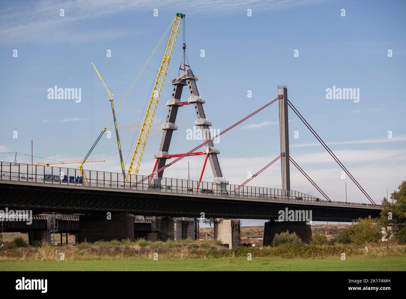 Construcción del nuevo puente del río Rin de la Autobahn A1 entre Colonia y Leverkusen, montaje del último tramo del primer pilón, IN Foto de stock