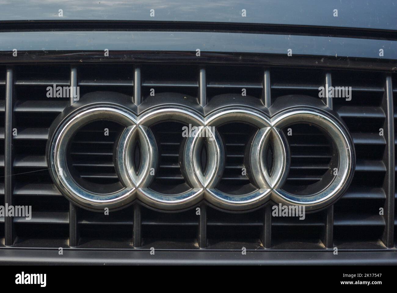 Primer plano de un distintivo de coche Audi compuesto por cuatro anillos de enclavamiento en una rejilla de radiador, Reino Unido Foto de stock