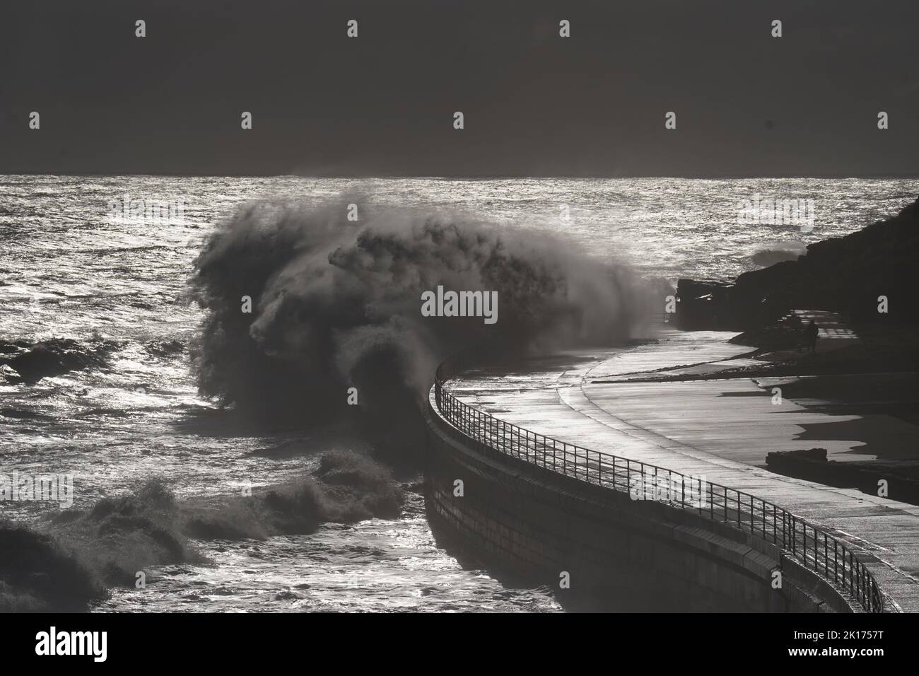 Grandes olas golpeando el mar en Whitley Bay en Northumberland. Fecha de la foto: Viernes 16 de septiembre de 2022. Foto de stock