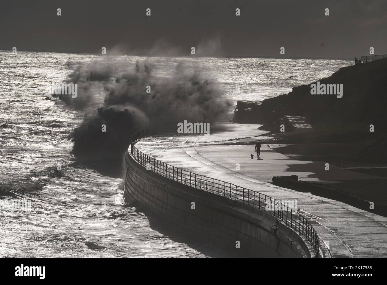 Grandes olas golpeando el mar en Whitley Bay en Northumberland. Fecha de la foto: Viernes 16 de septiembre de 2022. Foto de stock