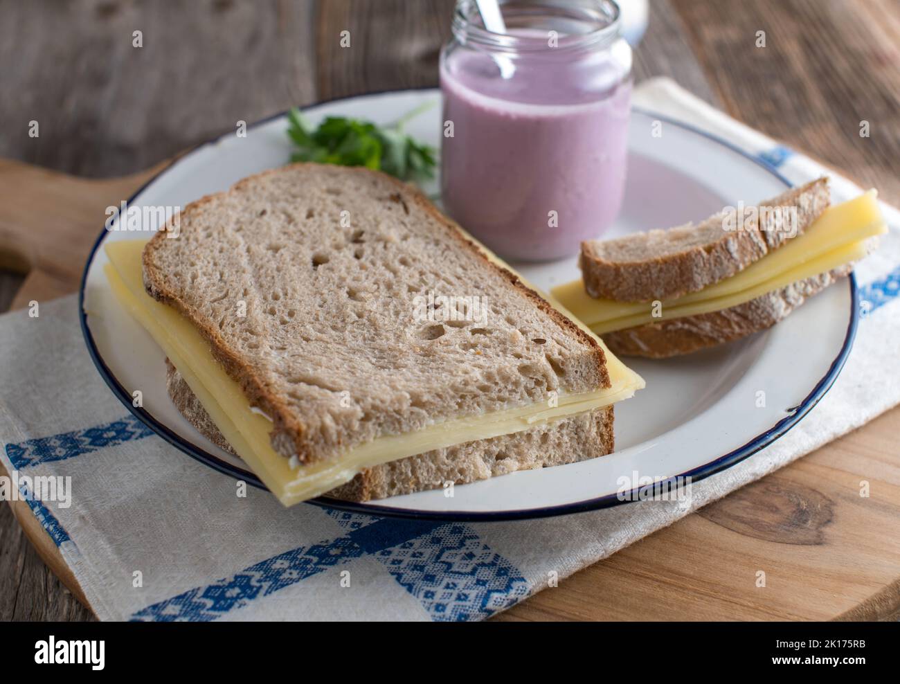 Pan de masa fermentada con queso gouda viejo y un yogur casero para el desayuno Foto de stock