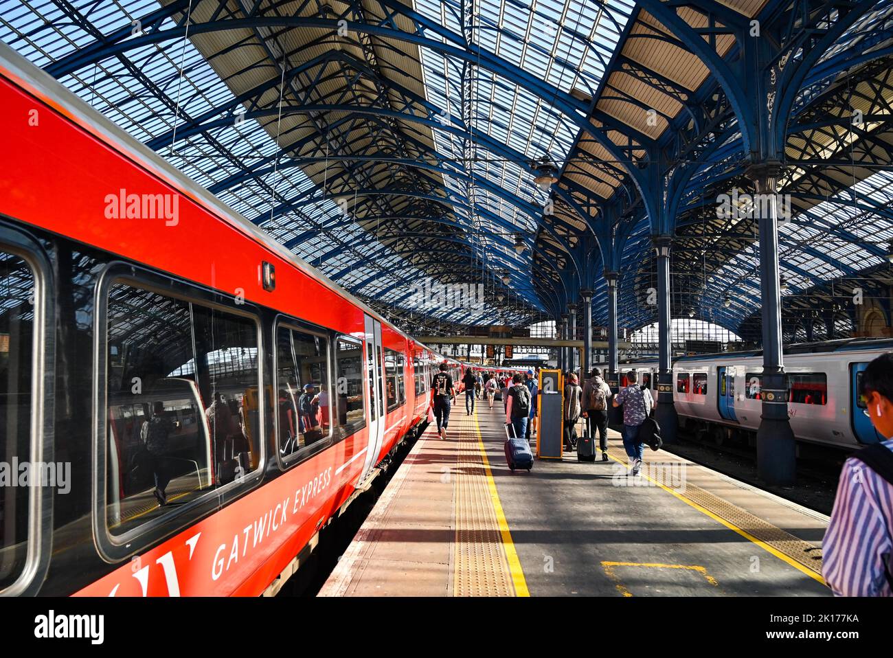 Tren Gatwick Express en la plataforma de la estación de tren de Brighton en Sussex Reino Unido Fotografía tomada por Simon Dack Foto de stock