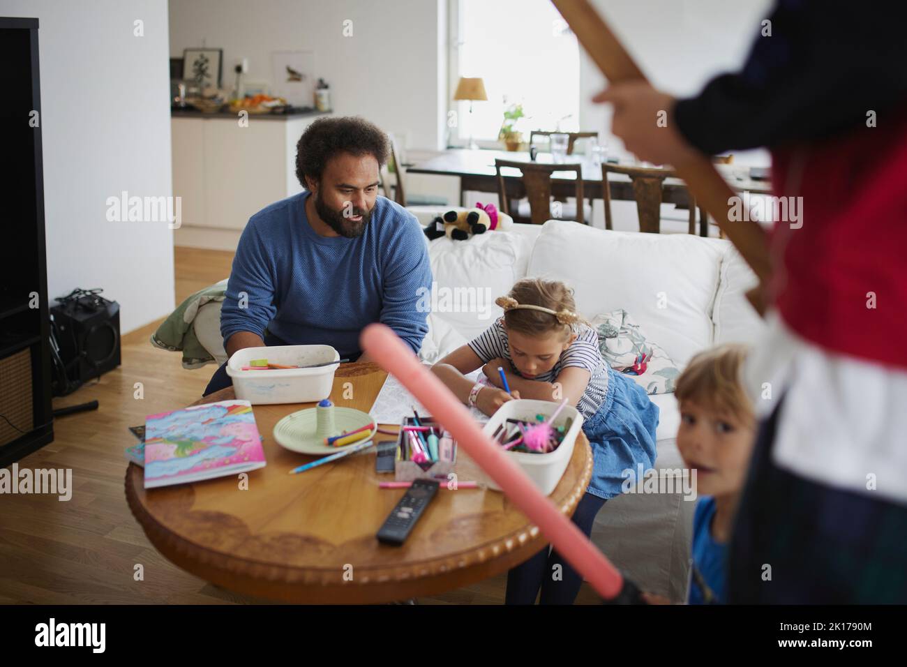 Padre jugando con los niños en el hogar Foto de stock
