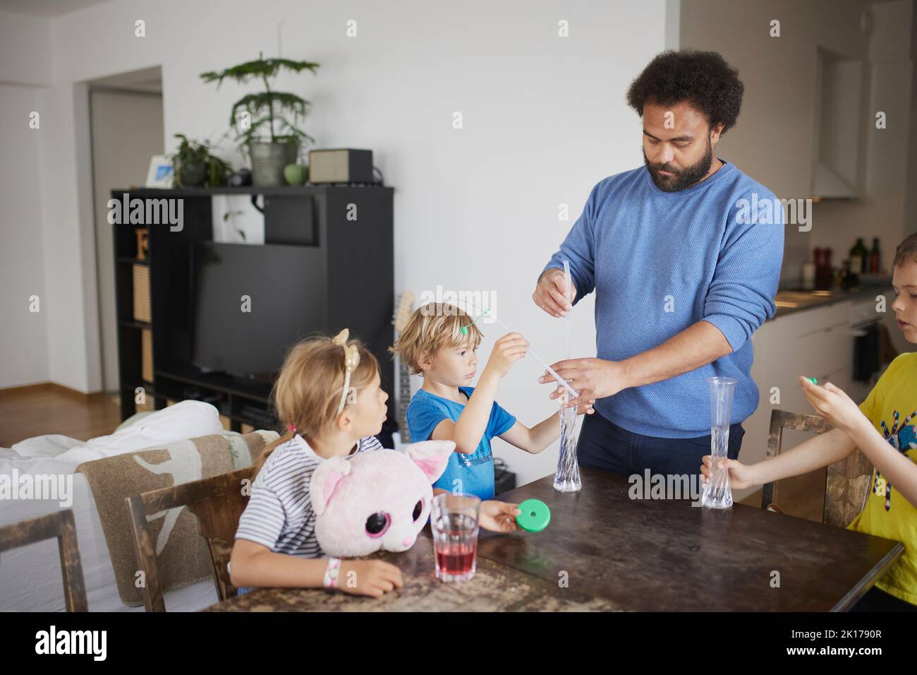 Padre cuidando a sus hijos en casa Foto de stock