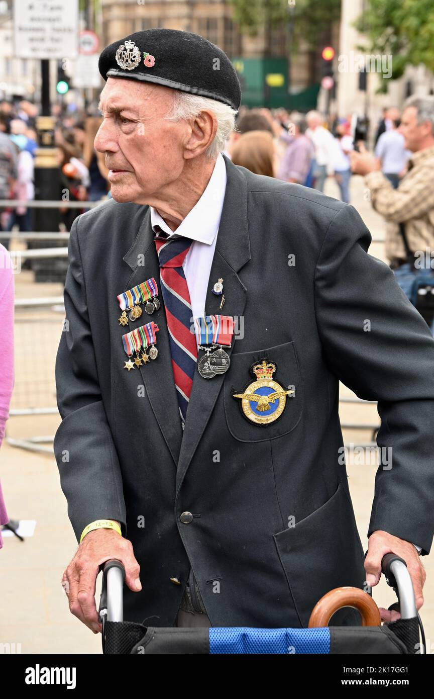 Un veterano sale de Westminster Hall después de rendir homenaje. La mentira de la reina en el estado, Palacio de Westminster, Londres. REINO UNIDO Foto de stock