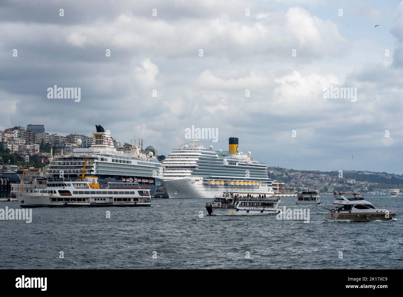 Türkei, Estambul, Kreuzfahrtschiffe am Pier im Stadtteil Karaköy Foto de stock