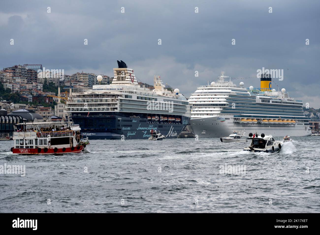 Türkei, Estambul, Kreuzfahrtschiff am Pier im Stadtteil Karaköy, enlaza hinten der Galata-Turm Foto de stock