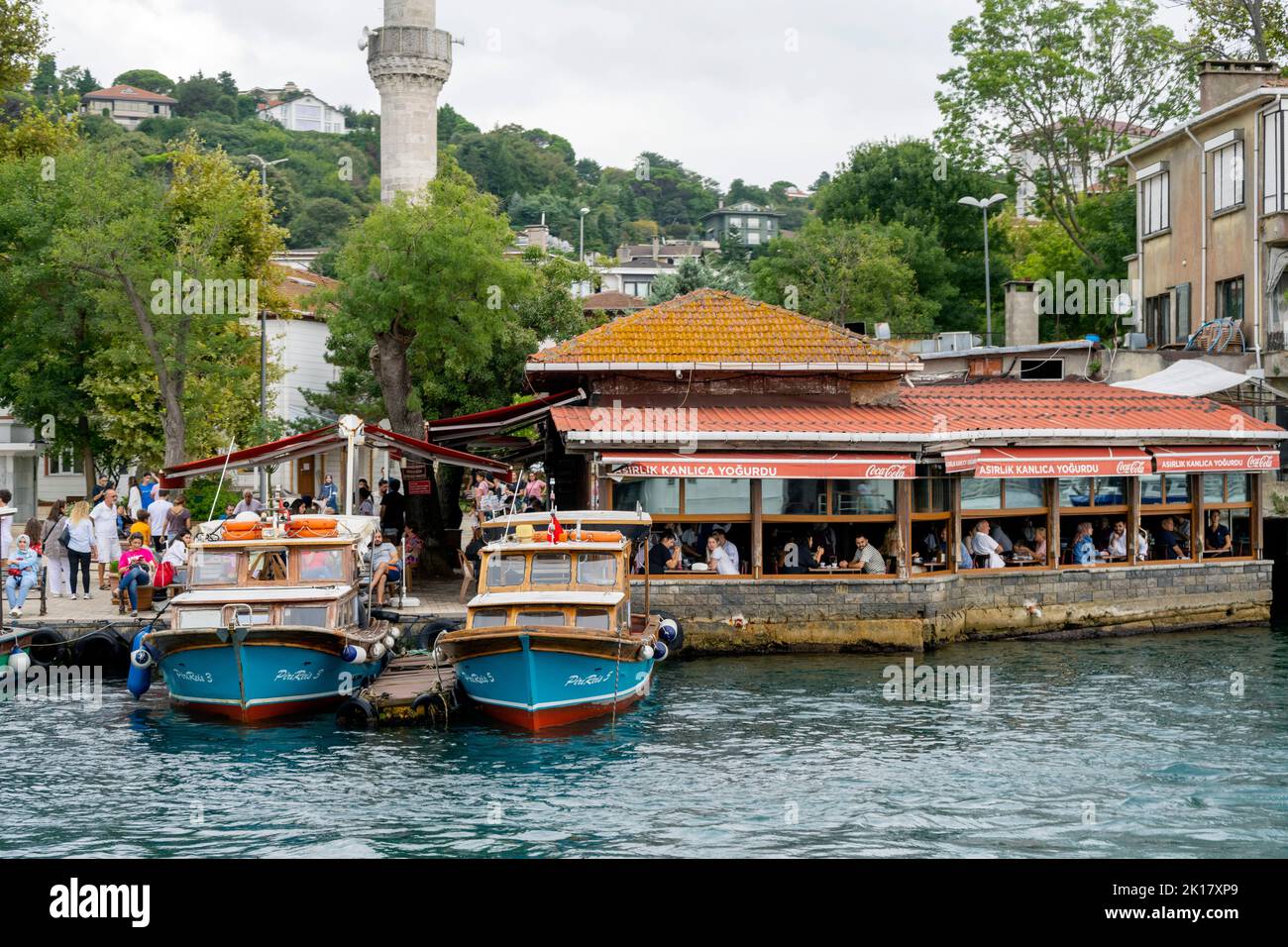 Türkei, Estambul, Kanlica, Restaurante am Fähranleger Foto de stock