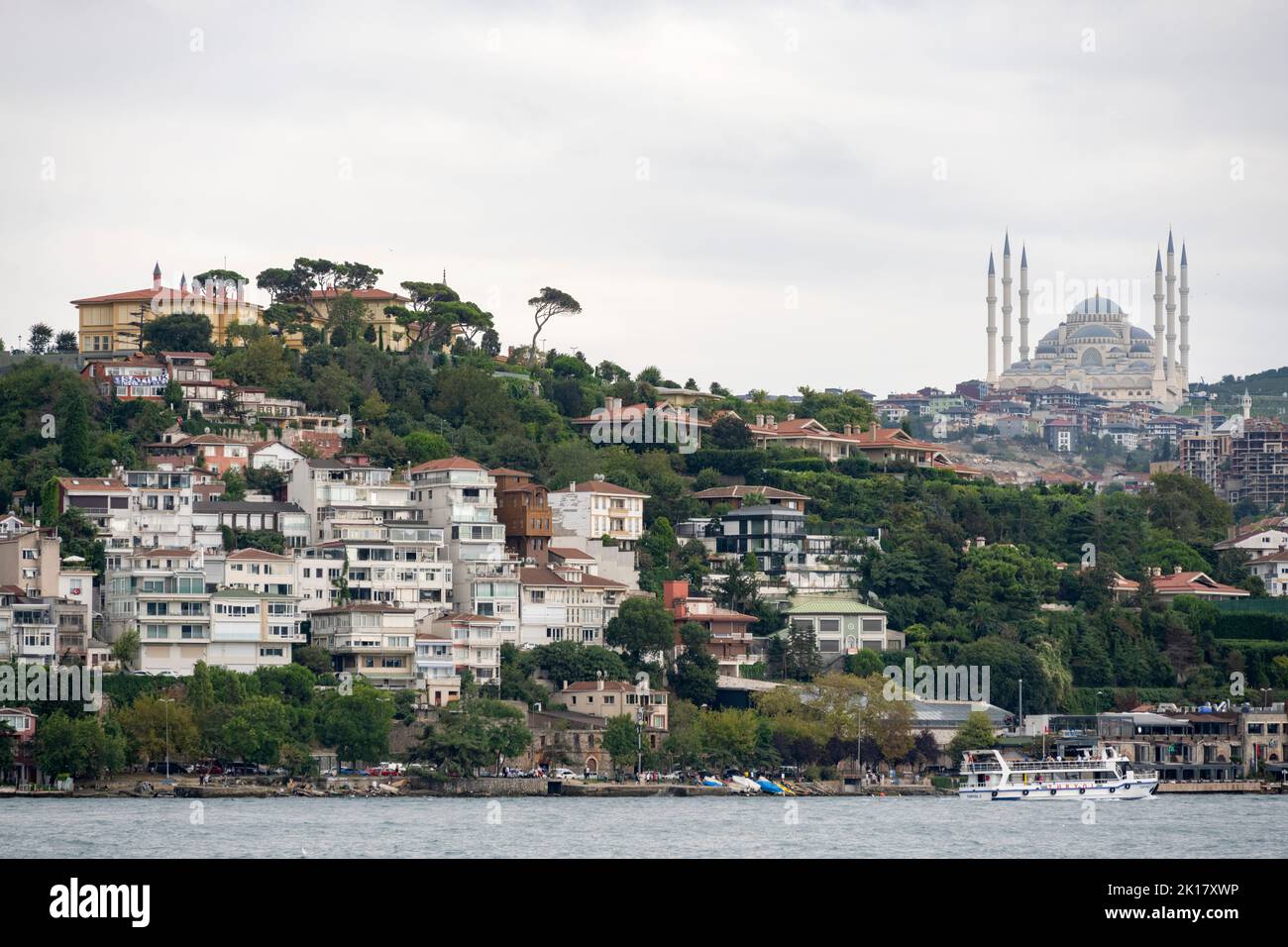 Türkei, Estambul, Cengelköy, Blick vom Bosporus zur Çamlıca-Moschee Foto de stock