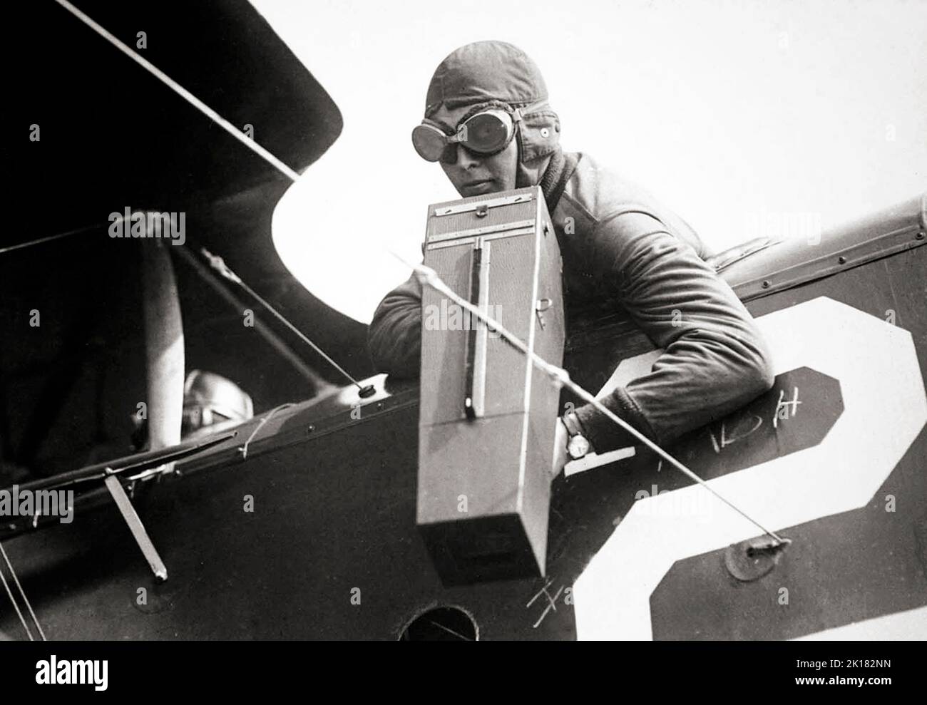 Un fotógrafo aéreo con una cámara Graflex Model A erial, ca. 1917-18. La cámara grande cubierta de cuero con cuerpo de madera fue una de las cámaras aéreas pioneras, ampliamente utilizadas por el Cuerpo Aéreo del Ejército de los Estados Unidos. Activado por un disparador de tipo pistola, el obturador del plano focal se disparó mientras se abrían las dos persianas protectoras de la parte delantera de la cámara. El formato 4x5' con reverso Graflex permite utilizar soportes de placas estándar de doble cara, así como un cargador de 12 placas 'bag mag'. Foto de stock