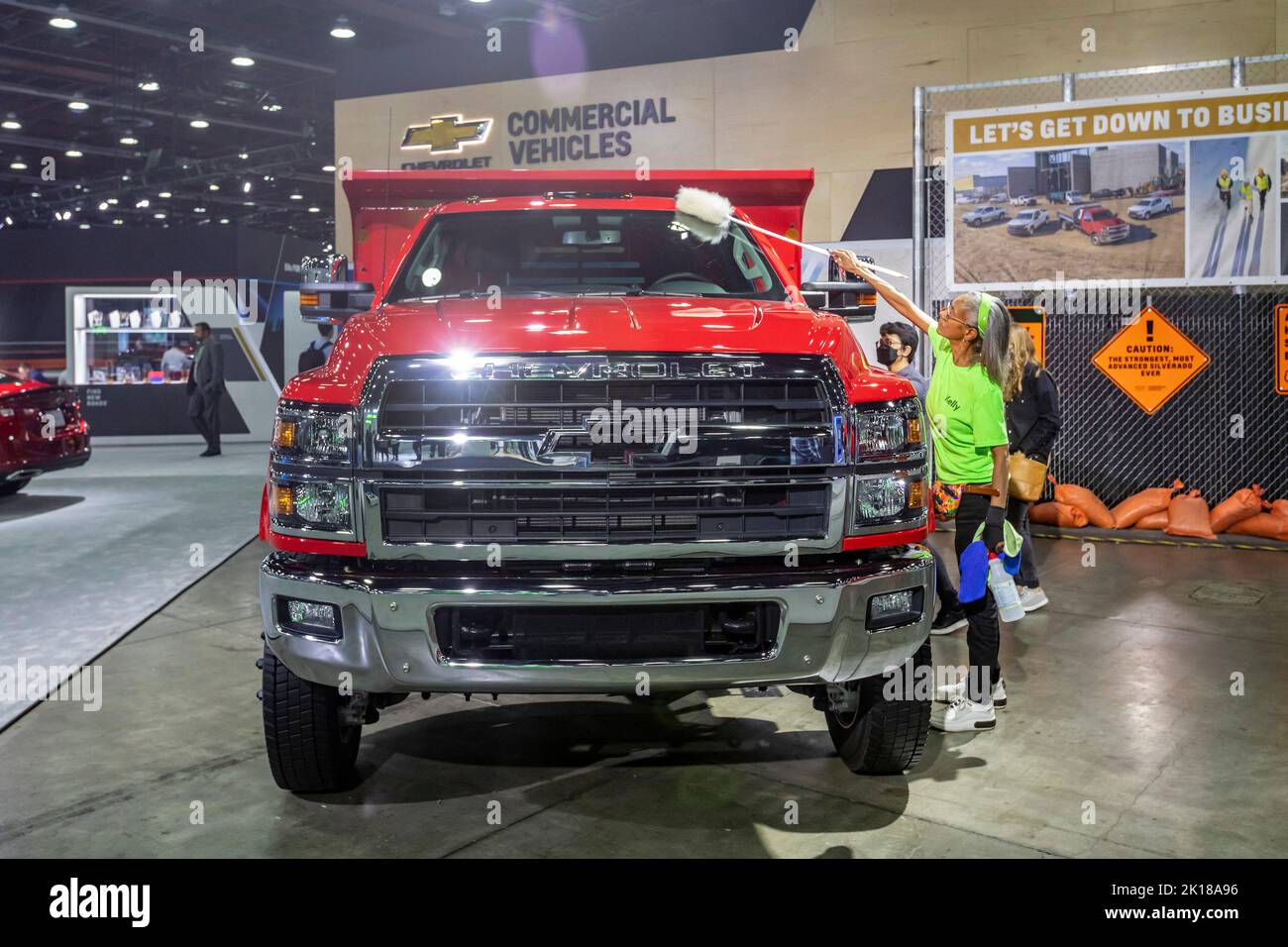 Detroit, Michigan, EE.UU. 15th de Sep de 2022. Un trabajador pule el camión Chevrolet Silverado 6500 HD en exhibición en el Salón Internacional del Automóvil de América del Norte. Crédito: Jim West/Alamy Live News Foto de stock