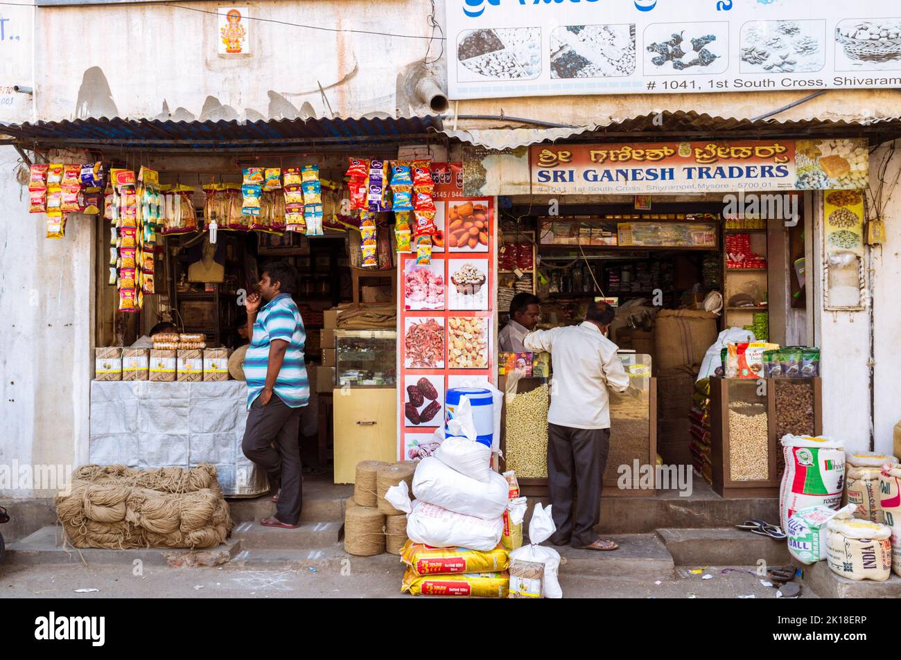 Mysore, Karnataka, India : Dos hombres están fuera de una tienda en Mysore Central. Foto de stock