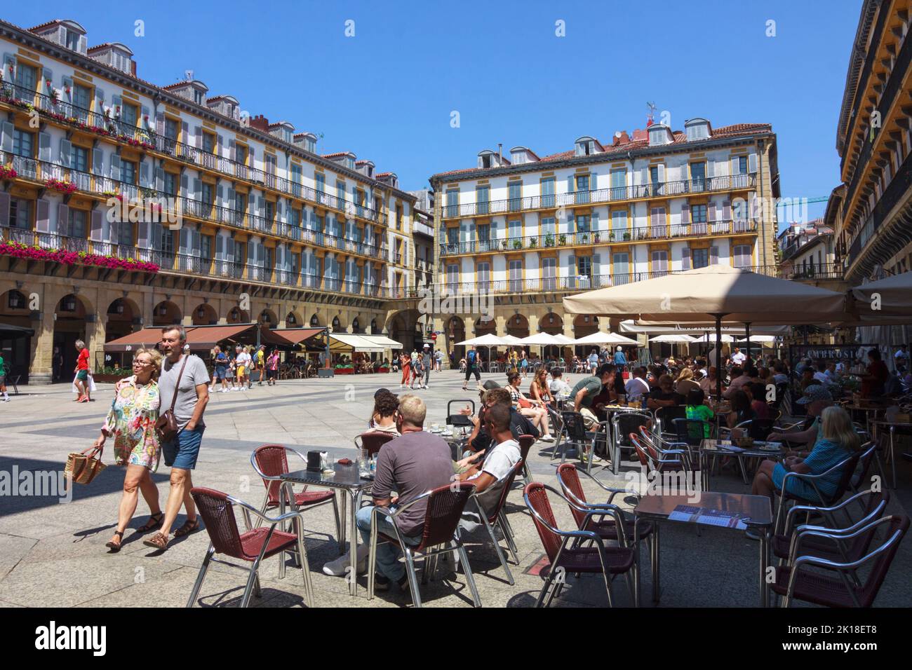 San Sebastián, País Vasco, España : Los turistas se sientan en un café al aire libre en la Plaza de la Constitución en el casco antiguo de Alde Zaharra. Foto de stock