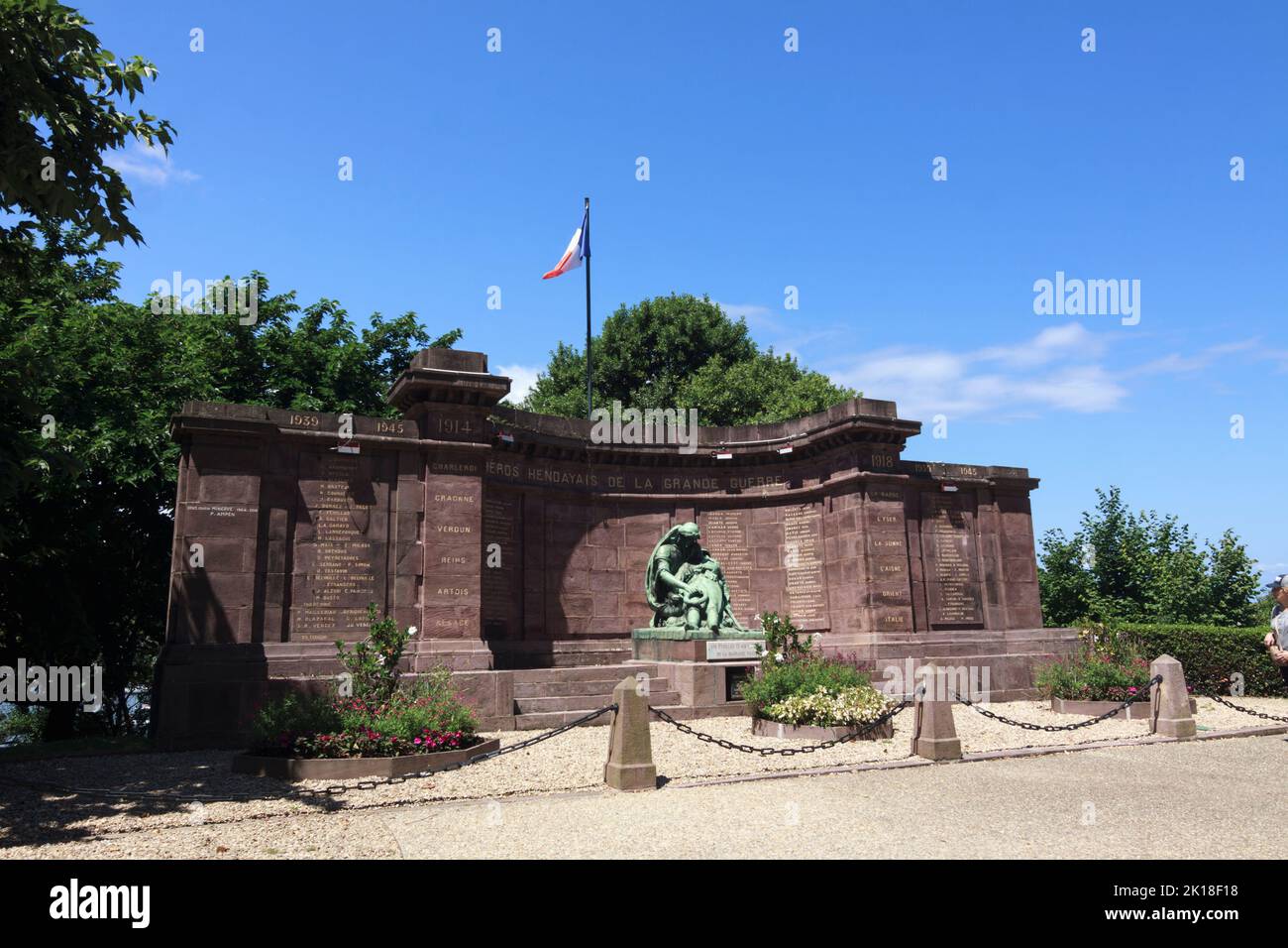 Hendaye, País Vasco francés, Francia: Monumento conmemorativo a los caídos en las guerras mundiales de 1st y 2nd. Foto de stock