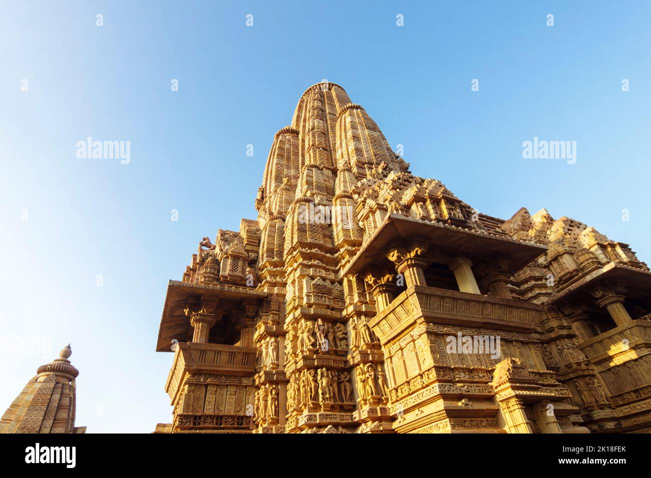 Khajuraho, Madhya Pradesh, India : ángulo bajo de la torre principal del Templo de Kandariya Mahadeva parte del grupo occidental del Patrimonio Mundial de la UNESCO Foto de stock