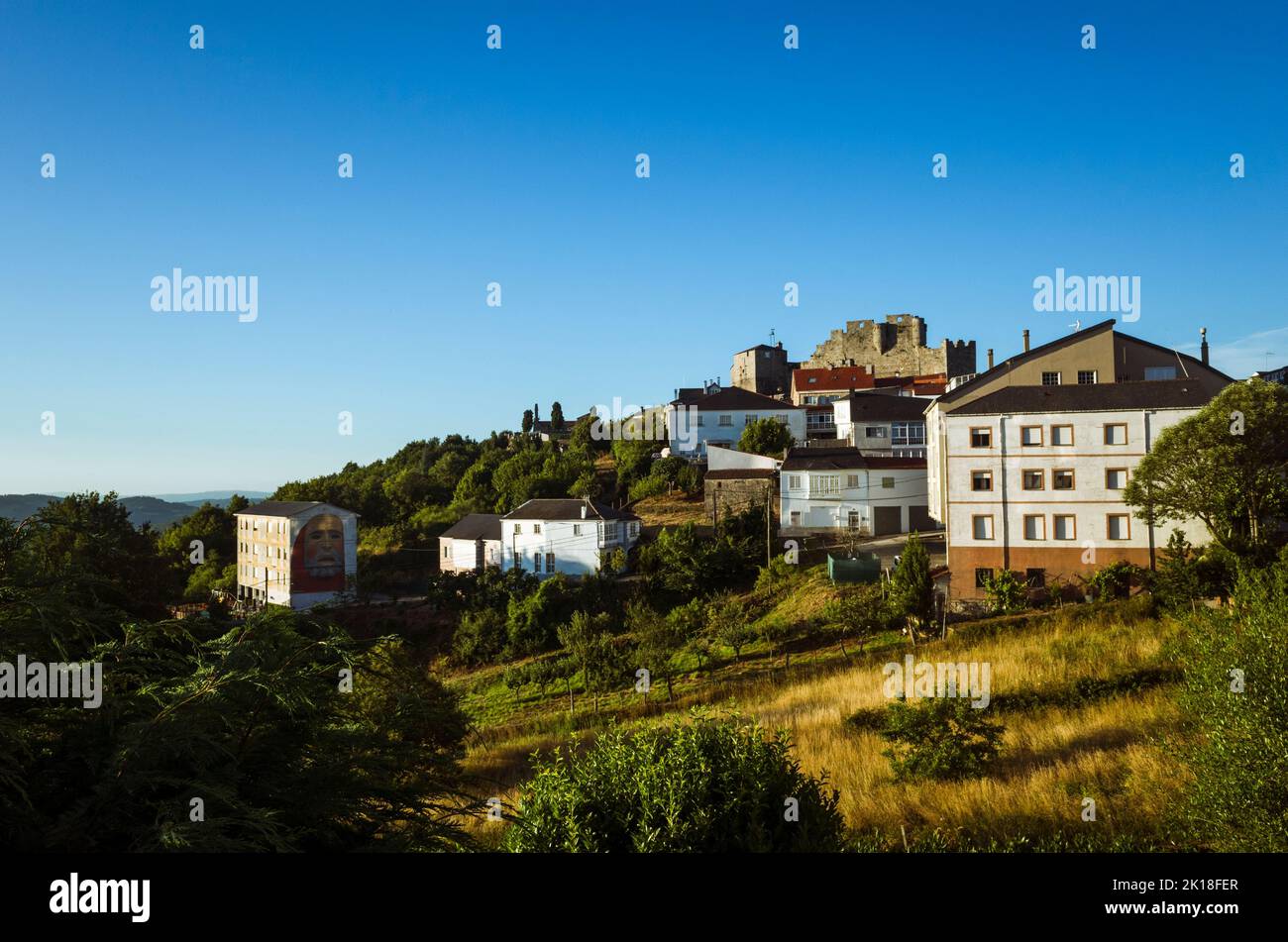 Castro Caldelas, Provincia de Ourense, Galicia, España : Vista de Castro Caldelas con castillo en el fondo. Foto de stock