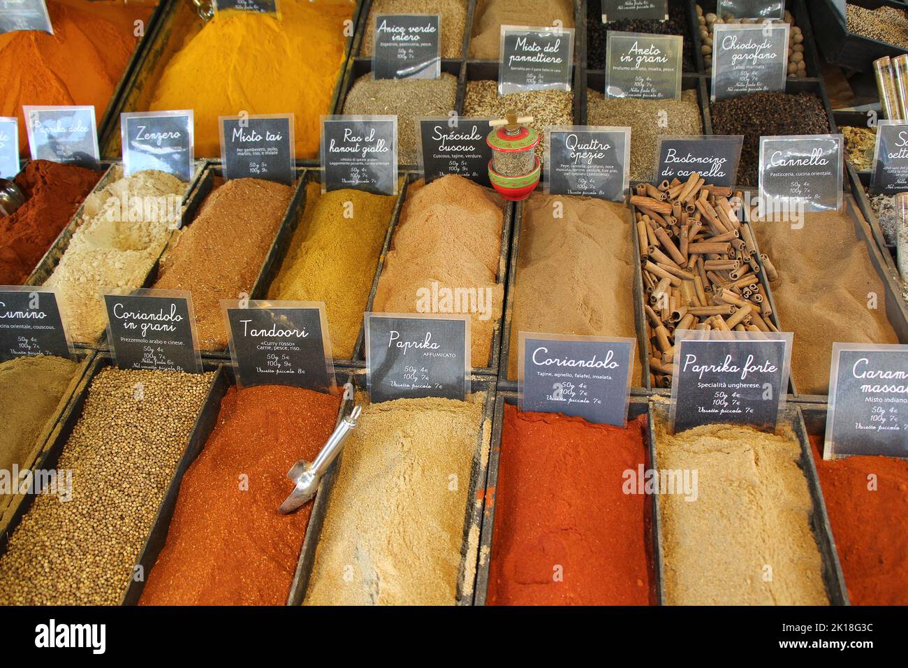 Diferentes especias y verduras secas en el mercado callejero Foto de stock
