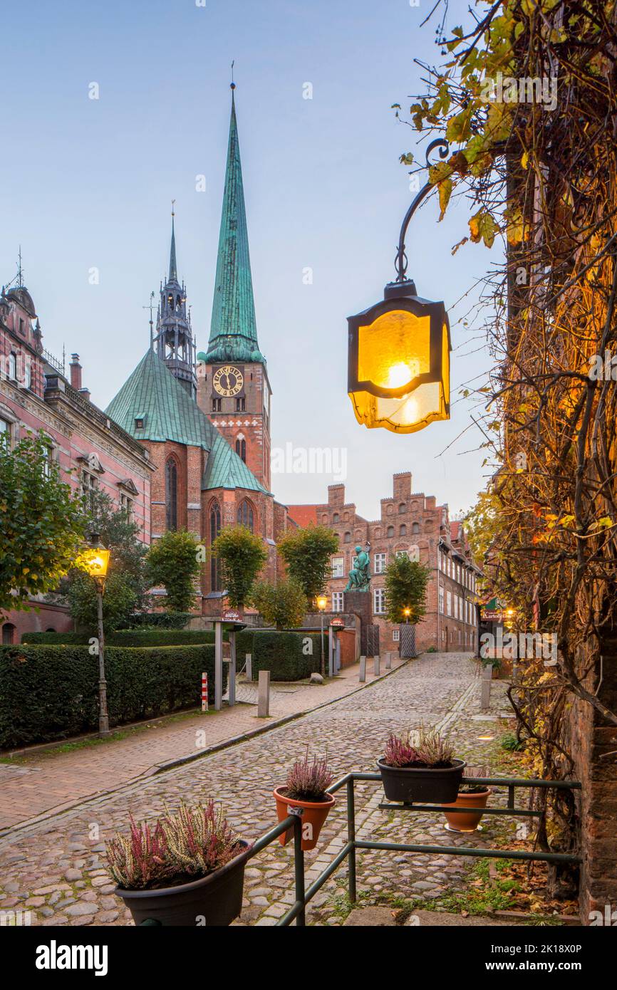 El gótico de ladrillo Jakobikirche / San Jakobi iglesia y calles con casas históricas en la ciudad hanseática de Lübeck, Schleswig-Holstein, Alemania Foto de stock