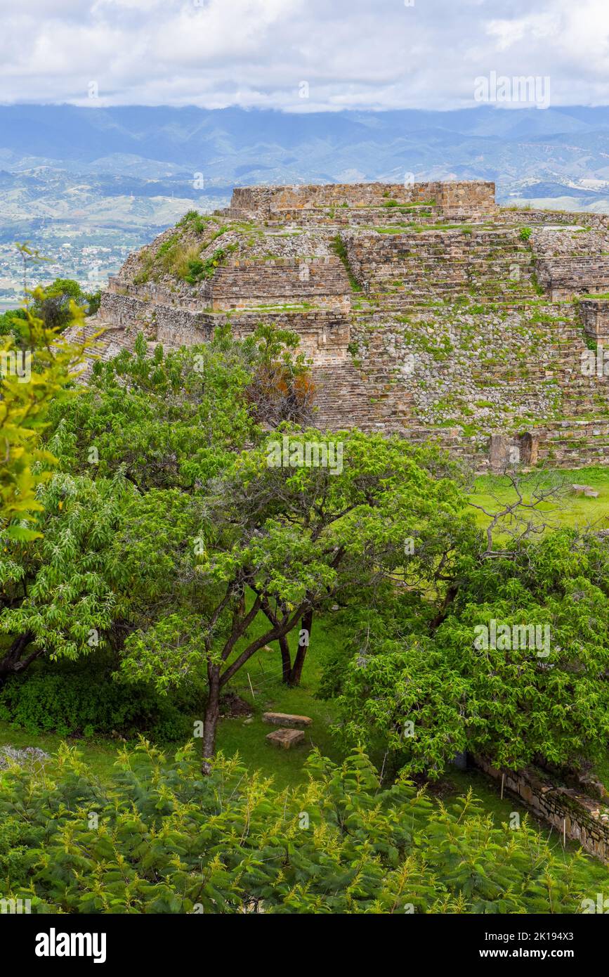 Pirámide zapoteca, vista desde la plataforma sur, sitio arqueológico Monte Albán, Oaxaca, México Foto de stock