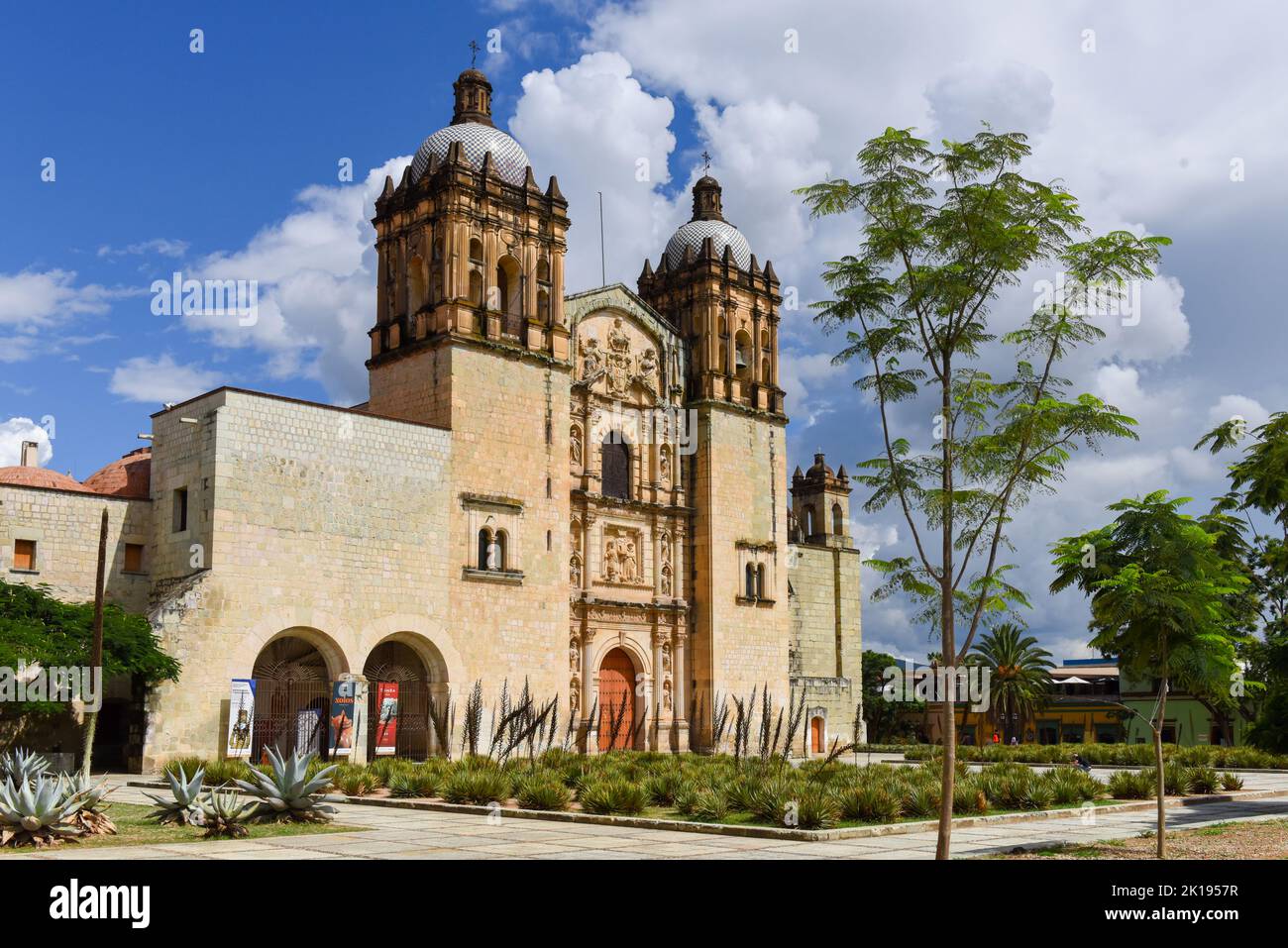 Iglesia y Convento de Santo Domingo de Guzmán en el centro histórico de Oaxaca, México Foto de stock