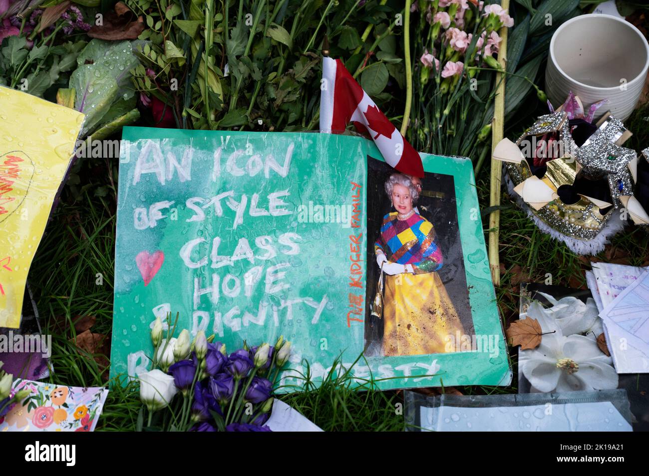 El 14th de septiembre, cinco días después de la muerte de la reina Isabel 11, la gente continúa dejando homenajes florales en Green Park, Londres, Inglaterra. Foto de stock