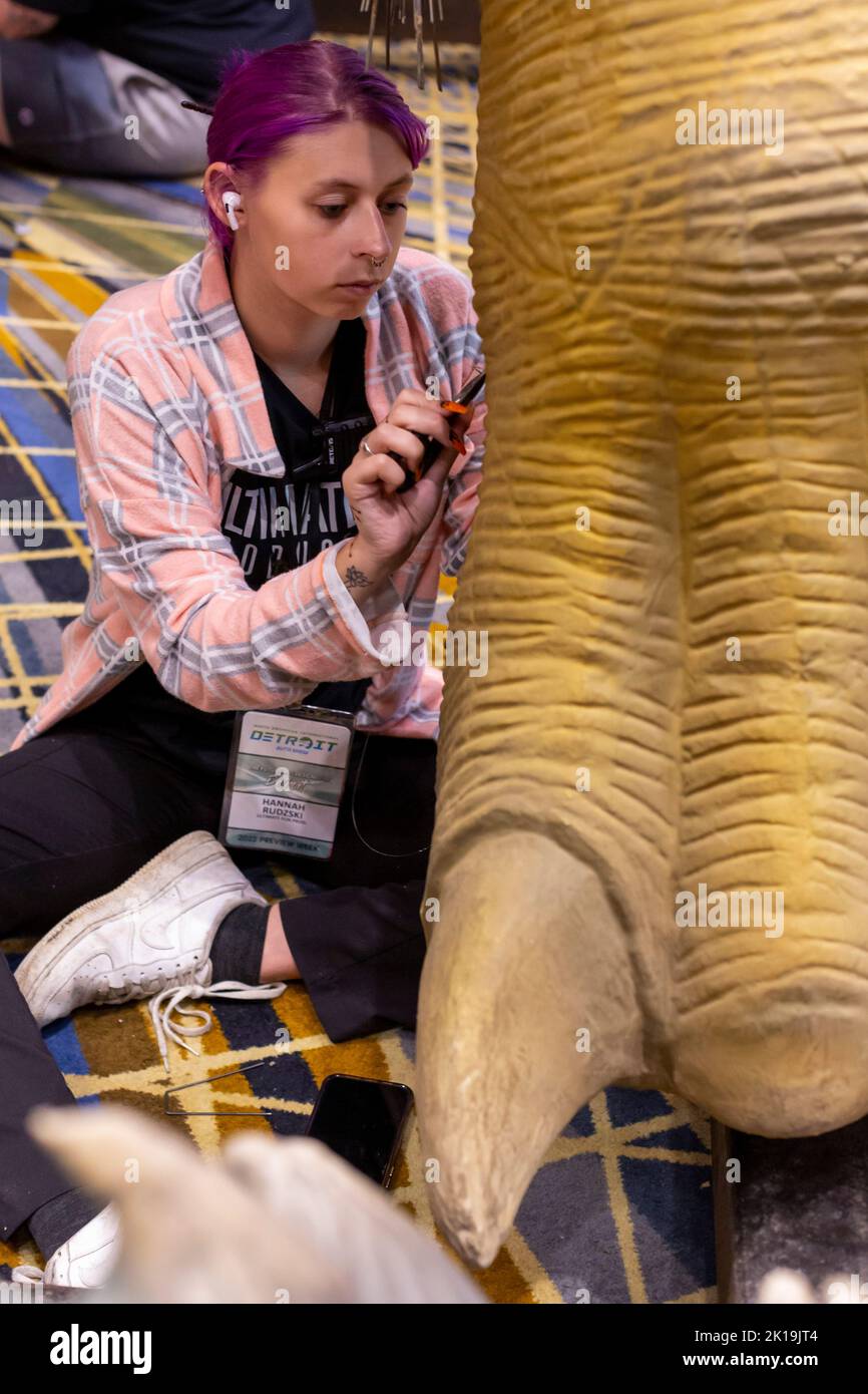 Detroit, Michigan, EE.UU. 15th de Sep de 2022. Los trabajadores de Ultimate Fun Productions unen los dinosaurios que se exhibirán durante el Detroit Auto Show. Crédito: Jim West/Alamy Live News Foto de stock