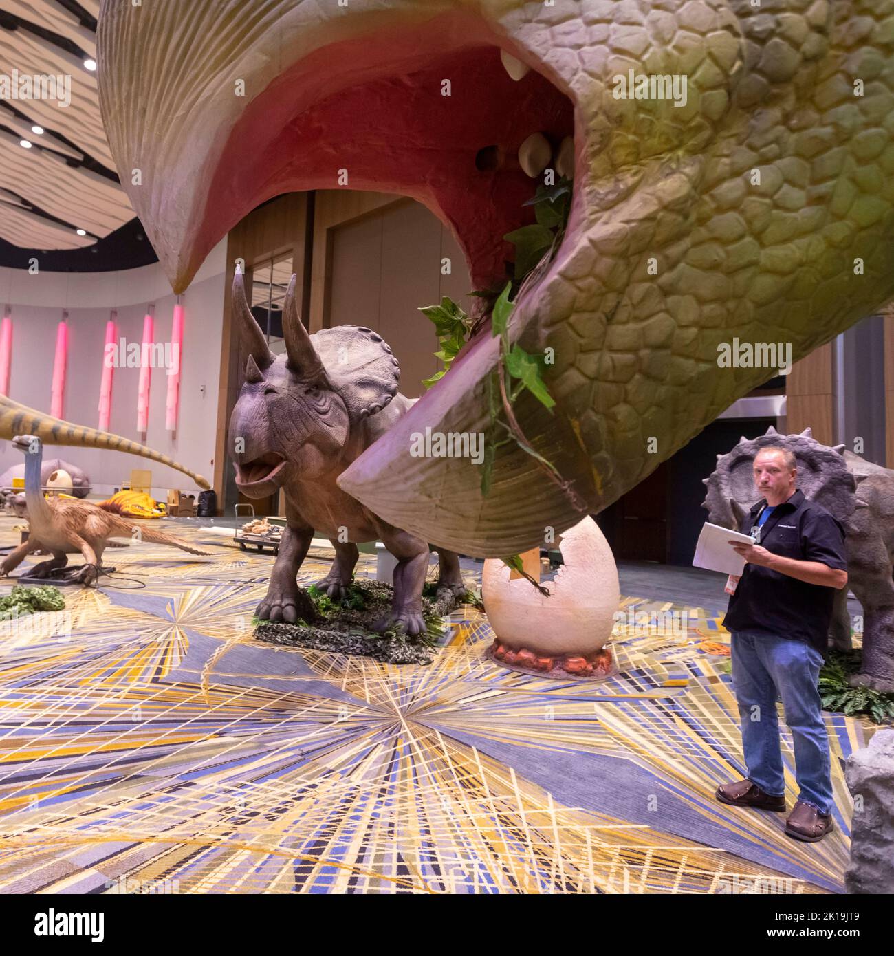 Detroit, Michigan, EE.UU. 15th de Sep de 2022. Los trabajadores de Ultimate Fun Productions preparan a los dinosaurios para ser exhibidos durante el Detroit Auto Show. Crédito: Jim West/Alamy Live News Foto de stock