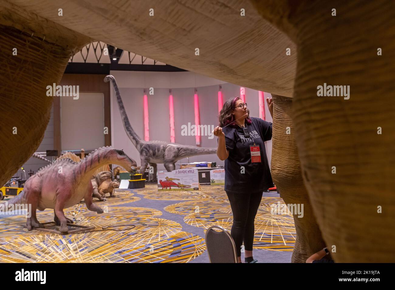 Detroit, Michigan, EE.UU. 15th de Sep de 2022. Los trabajadores de Ultimate Fun Productions unen los dinosaurios que se exhibirán durante el Detroit Auto Show. Crédito: Jim West/Alamy Live News Foto de stock