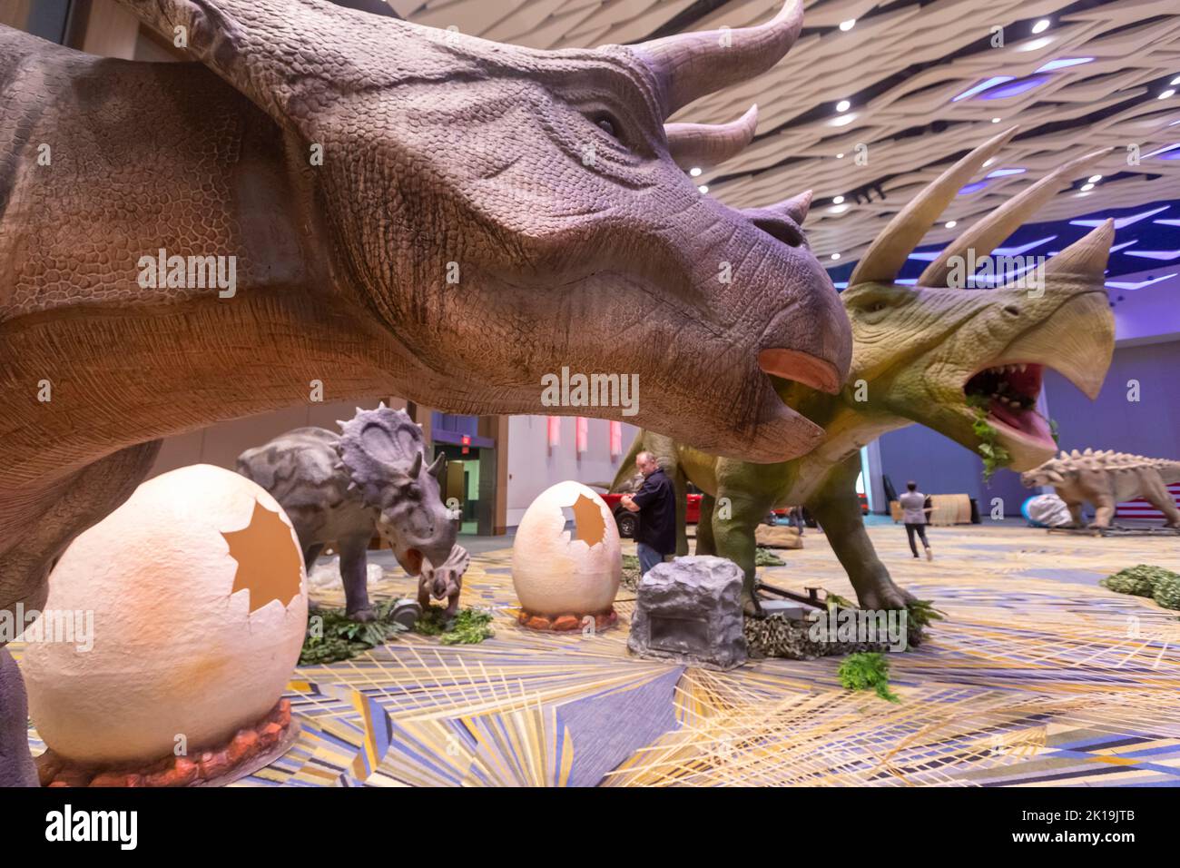 Detroit, Michigan, EE.UU. 15th de Sep de 2022. Los trabajadores de Ultimate Fun Productions preparan a los dinosaurios para ser exhibidos durante el Detroit Auto Show. Crédito: Jim West/Alamy Live News Foto de stock