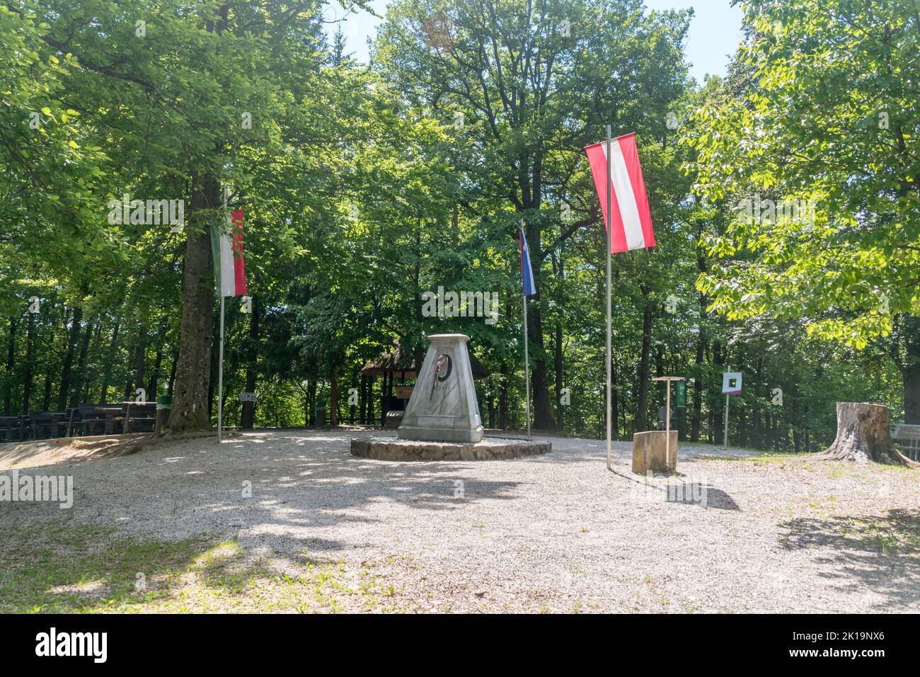 Sankt Martin an der Raab, Austria - 1 de junio de 2022: Punto de tres países de Eslovenia, Austria, Hungría. Foto de stock