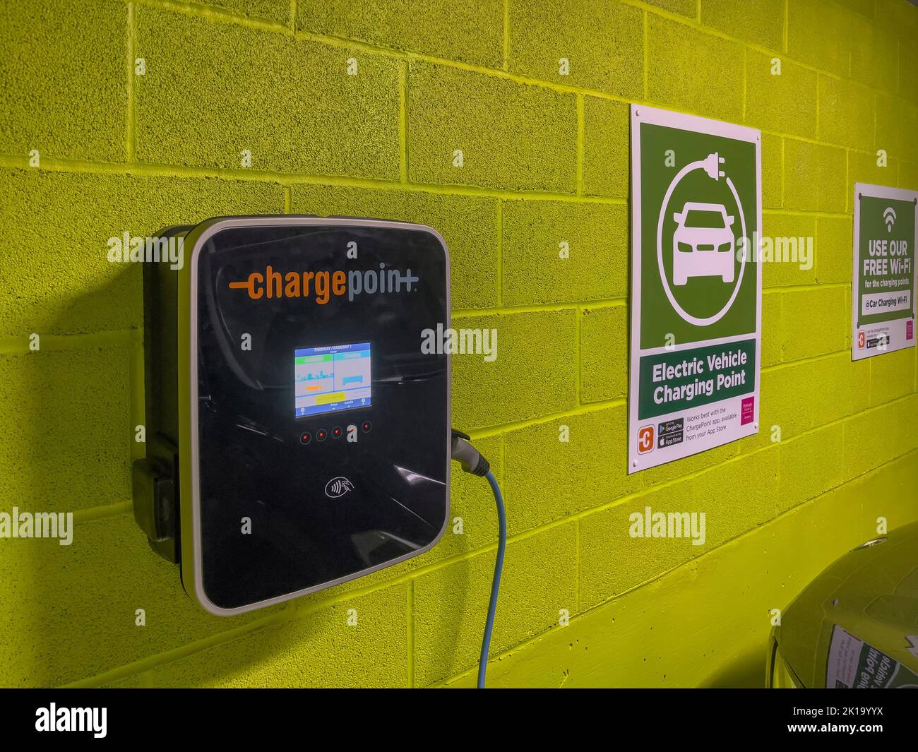 Newbury, Berkshire, Inglaterra, Reino Unido. 2022. Unidad de carga de la batería del coche eléctrico en un aparcamiento subterráneo. Foto de stock