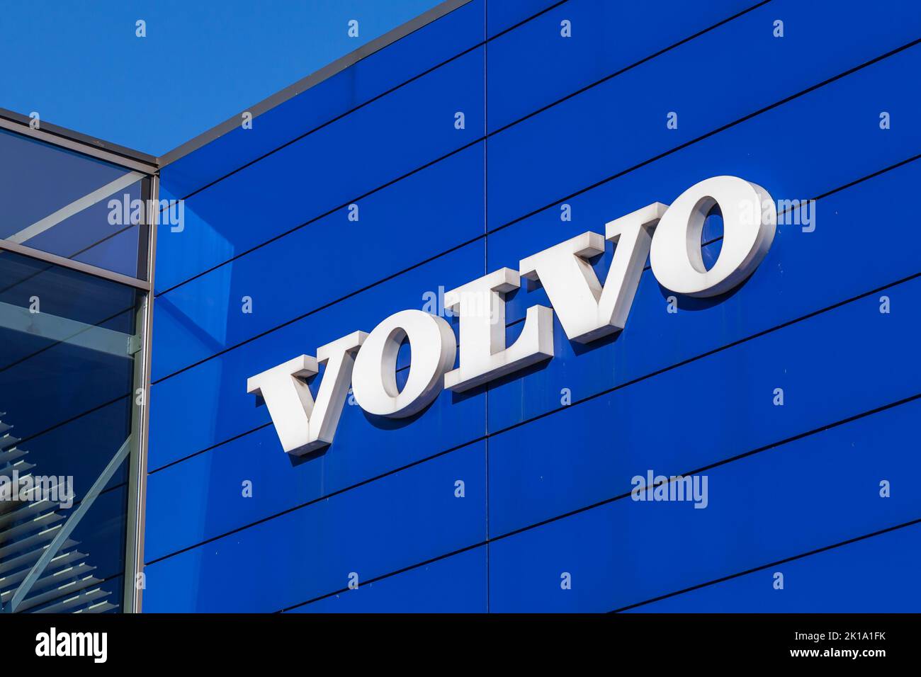 San Petersburgo, Rusia - 09 de agosto de 2022: Texto de la marca Volvo montado en la pared azul de un centro de venta de automóviles Foto de stock