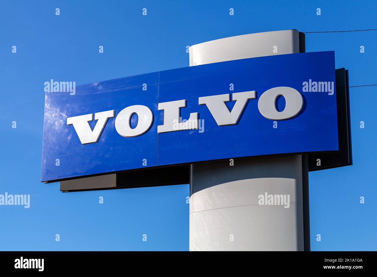 San Petersburgo, Rusia - 09 de agosto de 2022: Texto de la marca Volvo montado en un poste publicitario en un día soleado Foto de stock