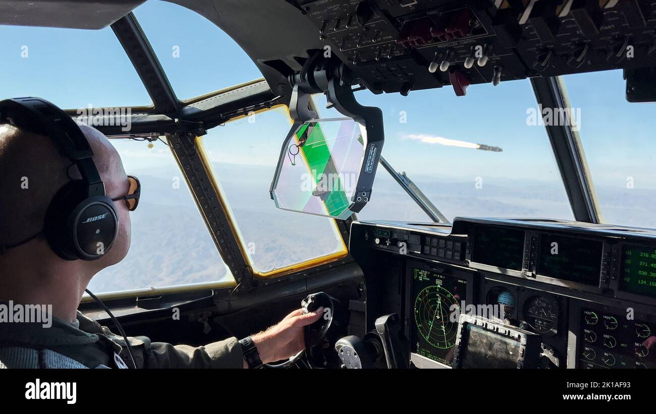 Luke Maxson, un co-piloto KC-130J Hercules con Marine Aerial Refuser Transport Squadron (VMGR) 252, vuela un KC-130J Super Hercules mientras que un misil AGM-114 Hellfire es lanzado cerca de la Estación Aérea del Cuerpo de Marines Miramar, California, el 29 de agosto de 2022. VMGR-252 recibió capacitación en apoyo al aire libre mediante el uso del Kit de Armas Aerotransportadas Harvest Hercules. VMGR-252 es un subordinado de 2nd Marine Aircraft Wing, el elemento de combate aéreo de la II Marine Expeditionary Force. (EE. UU Marine Corps foto por Lance Cpl. Christian Cortez) Foto de stock