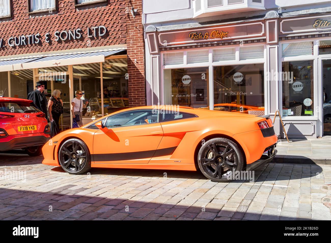 Orange Lamborghini coche deportivo estacionado en Bailgate, Lincoln ciudad 2022 Foto de stock